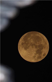 “超级月亮”现身天宇